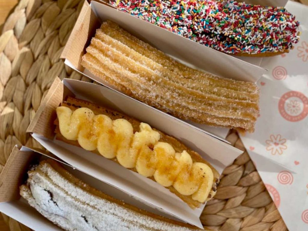 Churros artesanales de https://masproposals.com/churros-cruz-historia-tradicion-y-sabor-en-cada-churro-relleno/ en Barcelona, con rellenos de crema, chocolate y coberturas especiales.