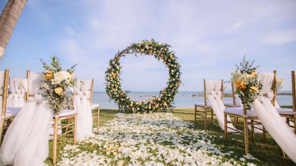 Espacio decorado y preparado para celebrar bodas LGTBQ+ en un entorno íntimo y acogedor.