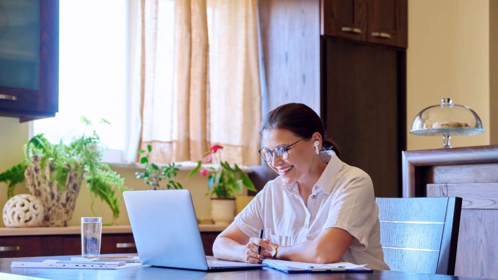 Mujer adulta recibiendo atención psicológica desde casa por videollamada como parte de los servicios de un centro médico con enfoque integral.