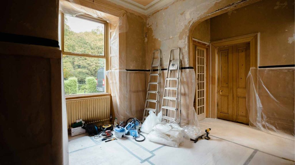 Reforma integral en proceso dentro de una vivienda en Valencia, con herramientas, escaleras y paredes preparadas para renovación, representando las diferencias entre reformar un hogar o un local comercial.