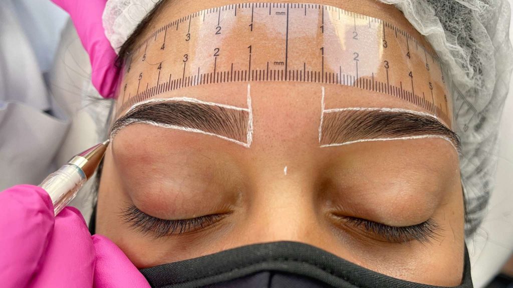 Micropigmentación de cejas con acabado natural en las palmas
