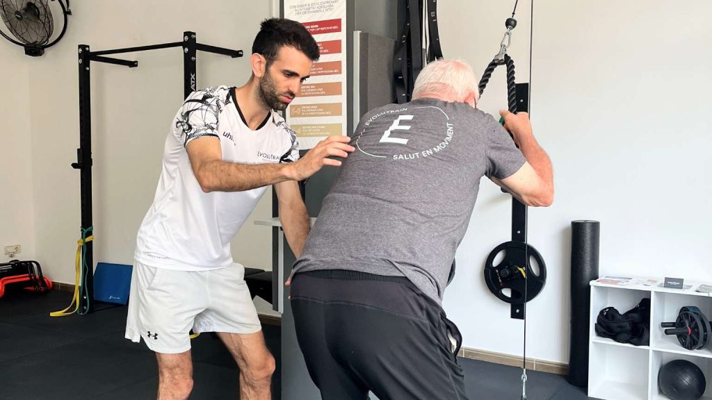 Entrenador i client entrenant junts en un centre d’entrenament.