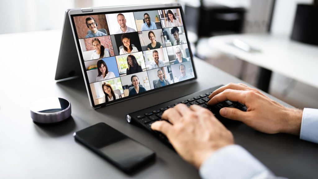 Remote team video call supported by recruitment solutions for hybrid work in Spain