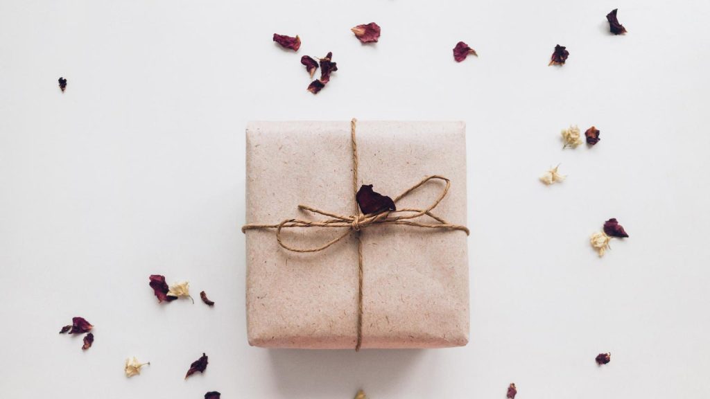 Regalos hechos a mano envueltos con materiales naturales y detalles florales artesanales