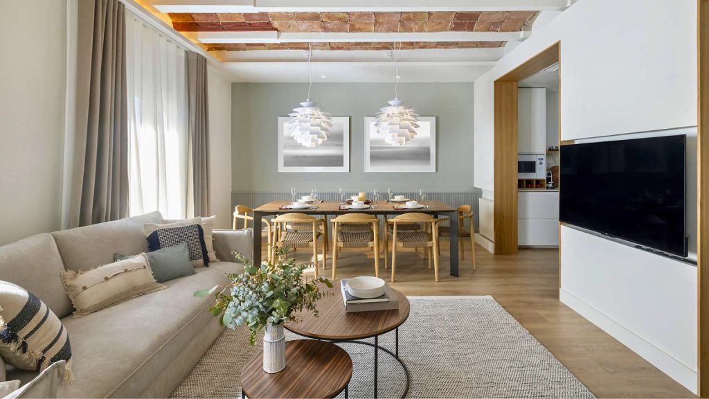 Warm minimalism interior design with natural materials and elegant lighting.