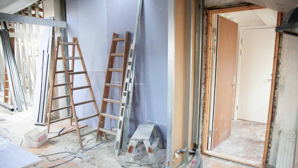 Proceso de construcción de vivienda desde cero con materiales estructurales en obra, ideal para quienes valoran control total en reformas integrales.