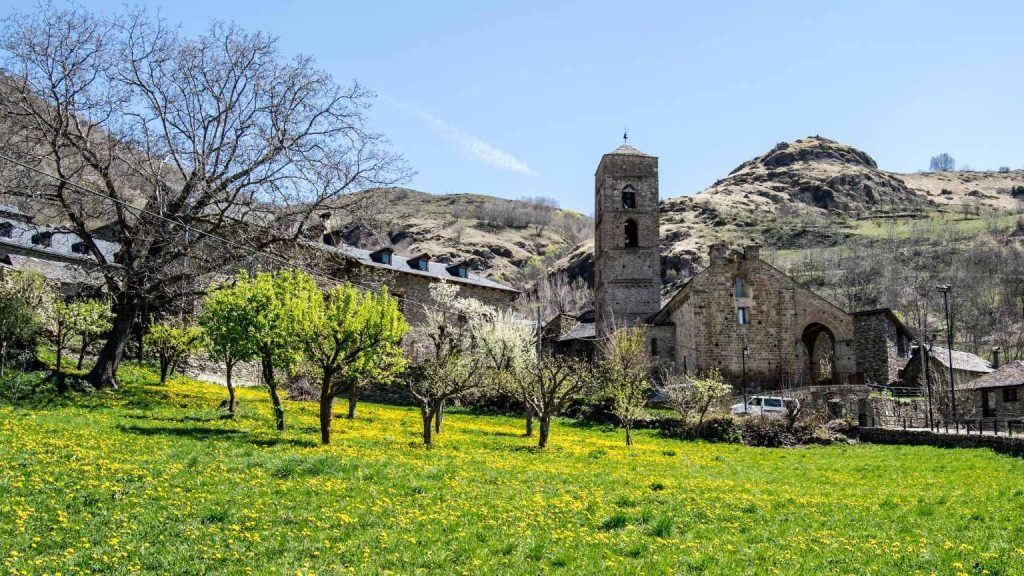 església romànica envoltada de natura a la Vall de Boí, prop d'apartaments turístics