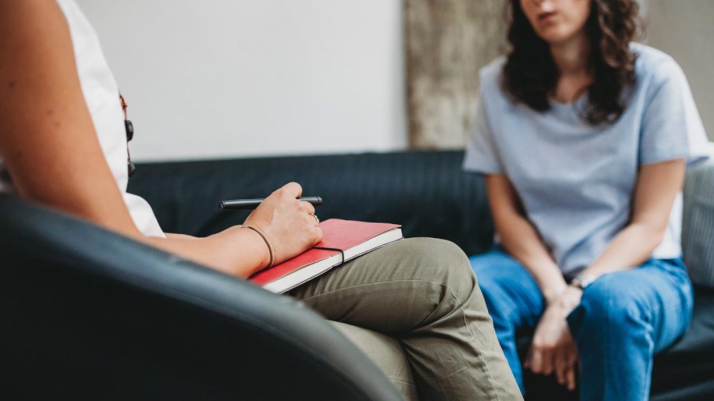 Sesión de terapia con psicóloga en Las Palmas, paciente y profesional conversando en consulta.