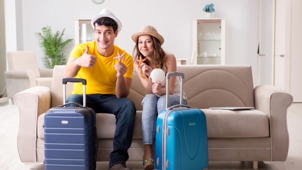 Pareja de viajeros felices en Casa Fina el alojamiento rural que te conecta con la naturaleza