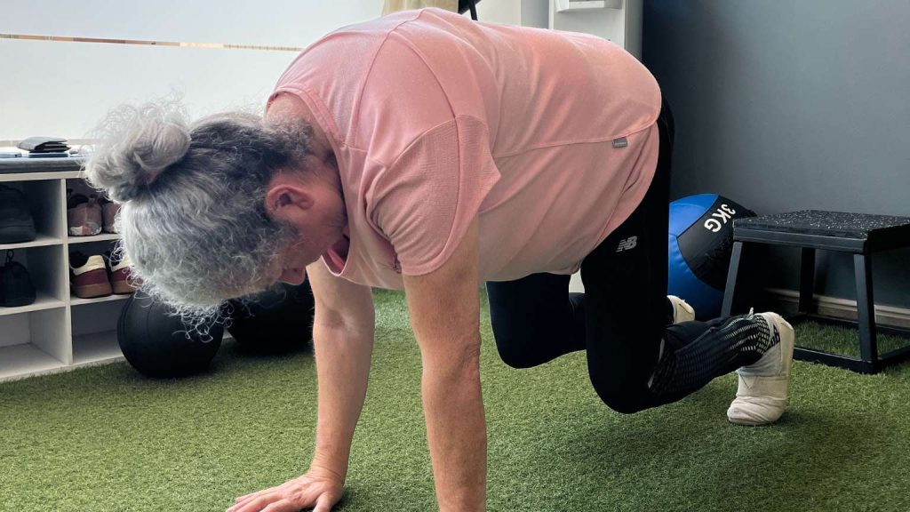 Adults grans entrenant en un centre d’entrenament