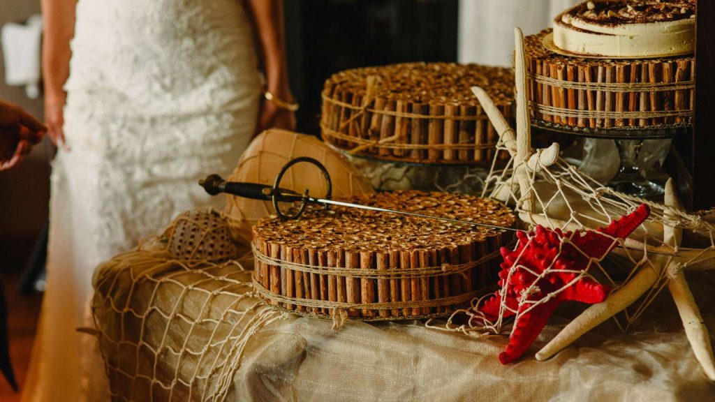 Pareja celebrando su ceremonia simbólica exótica en Ibiza, con estilo personalizado que refleja su esencia y emociones.
