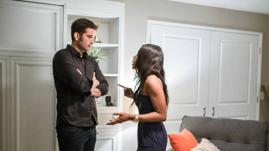 Pareja discutiendo en casa, reflejando una crisis emocional que puede abordarse con la ayuda de un coach en Valencia