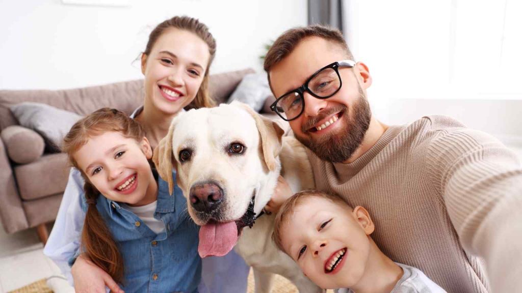 Família amb nens i gos passejant pel Pla de l’Ermita.