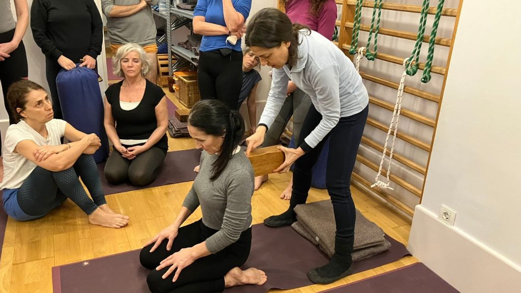 Clase de yoga Iyengar® en Barcelona para aliviar el dolor de espalda, cervicales y lumbares