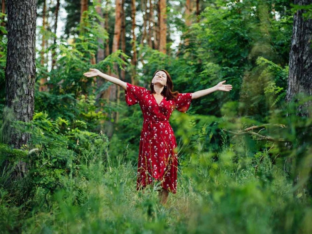 persona caminando en un entorno natural para cuidar su salud mental con psicólogos en Valencia