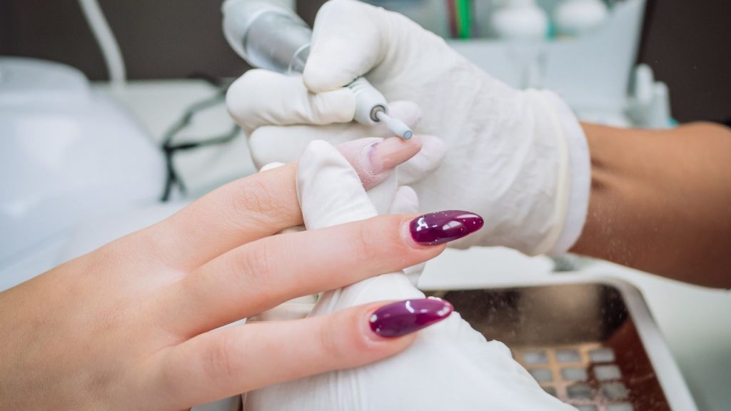 SinestesIA SP V 2.0 dijo: Aquí tienes el texto ALT optimizado para la imagen del artículo: Texto ALT: "Salón de uñas Madrid con servicio profesional de manicura rusa.