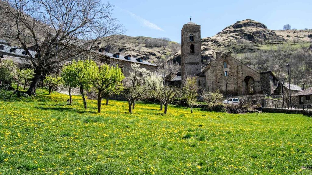 Poble del Pla de l’Ermita amb muntanyes de fons i apartaments Vall de Boí