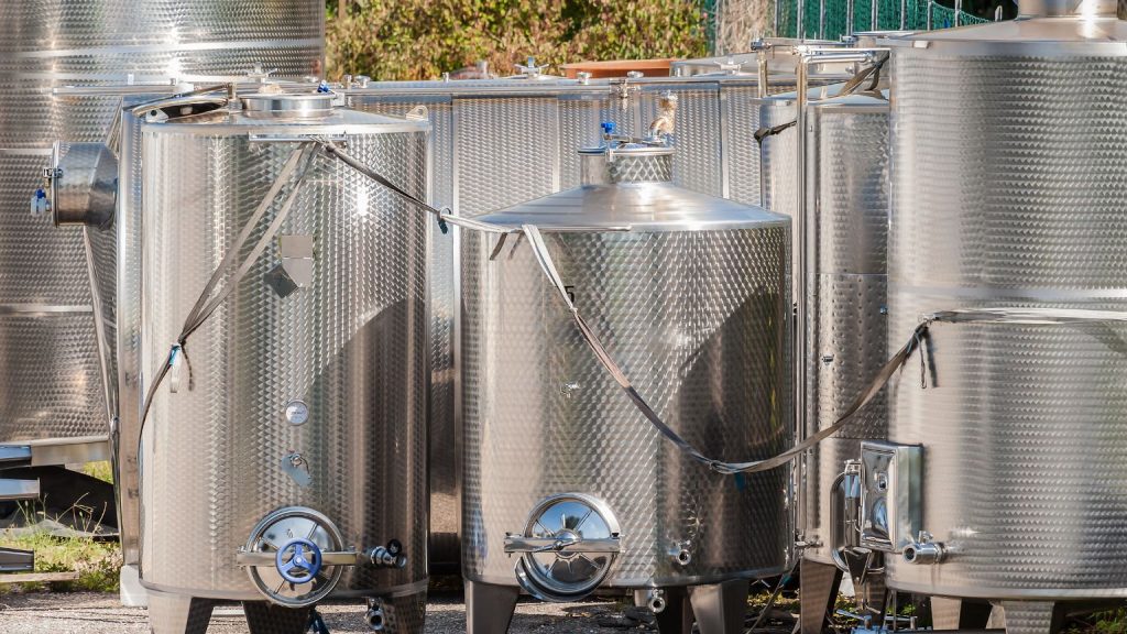 Depósitos acero inoxidable para vino en bodega profesional TODOBODEGA