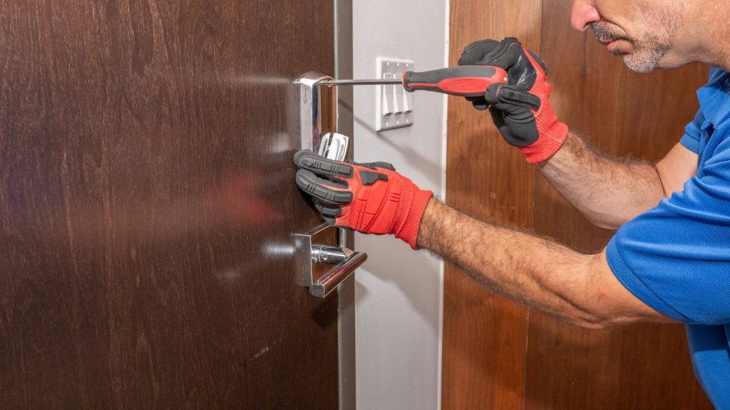 Cerrajero en Madrid instalando cerradura de seguridad en puerta de vivienda