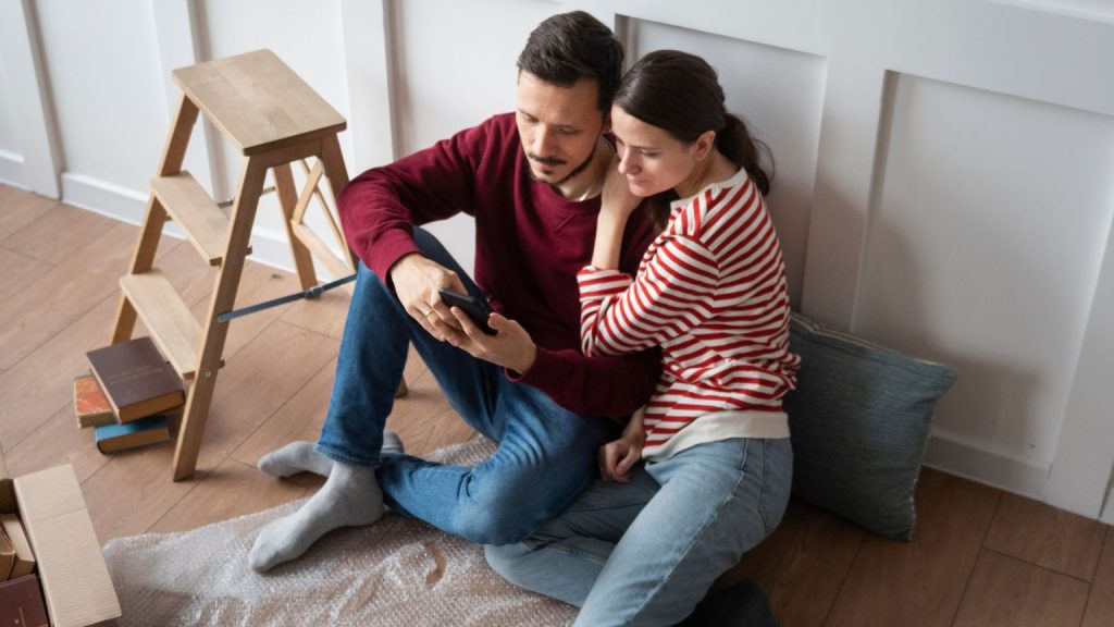 Pareja buscando ideas para hacer reforma en casa pequeña en Segovia.
