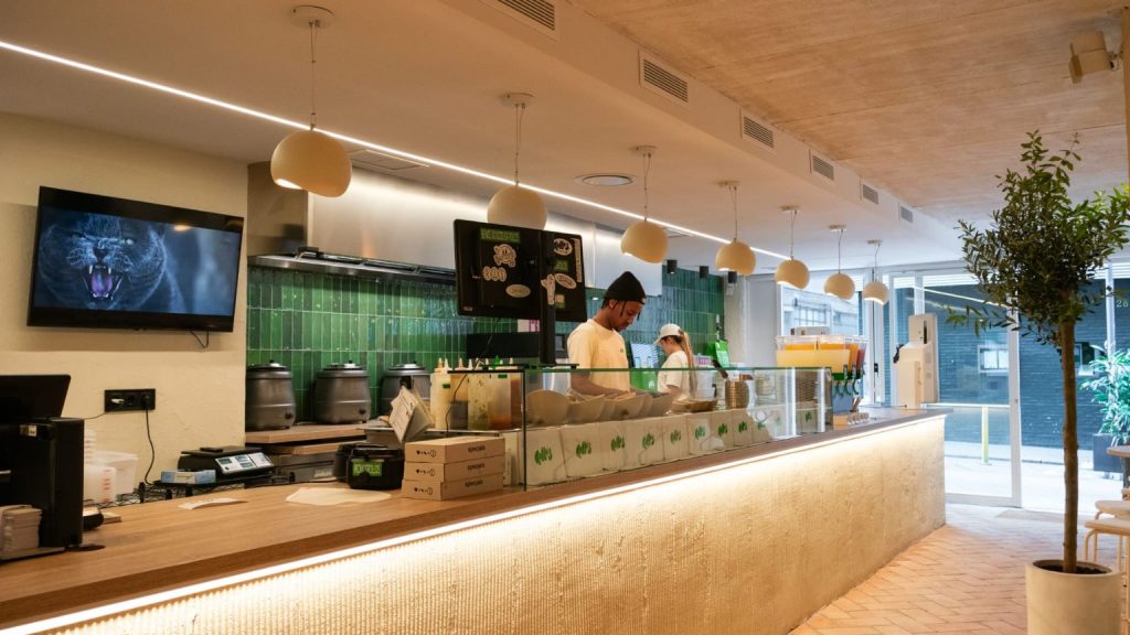 Reformas integrales para mejorar la accesibilidad en viviendas y locales con diseño moderno y seguro