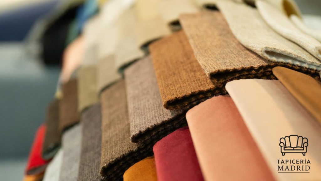 Muestrario de telas y acabados recomendados por tapiceros en Madrid para proyectos de tapicería artesanal