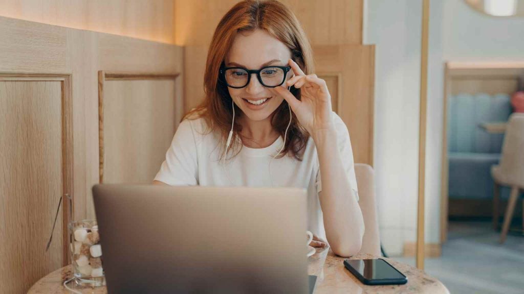 Mujer eligiendo prendas desde una tienda online de ropa mujer