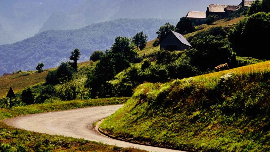 carretera rural cap al Pla de l’Ermita envoltada de natura, ideal per accedir als apartaments Vall de Boí