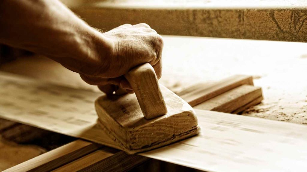 Proceso profesional de tapicería en Madrid con herramientas y materiales adecuados