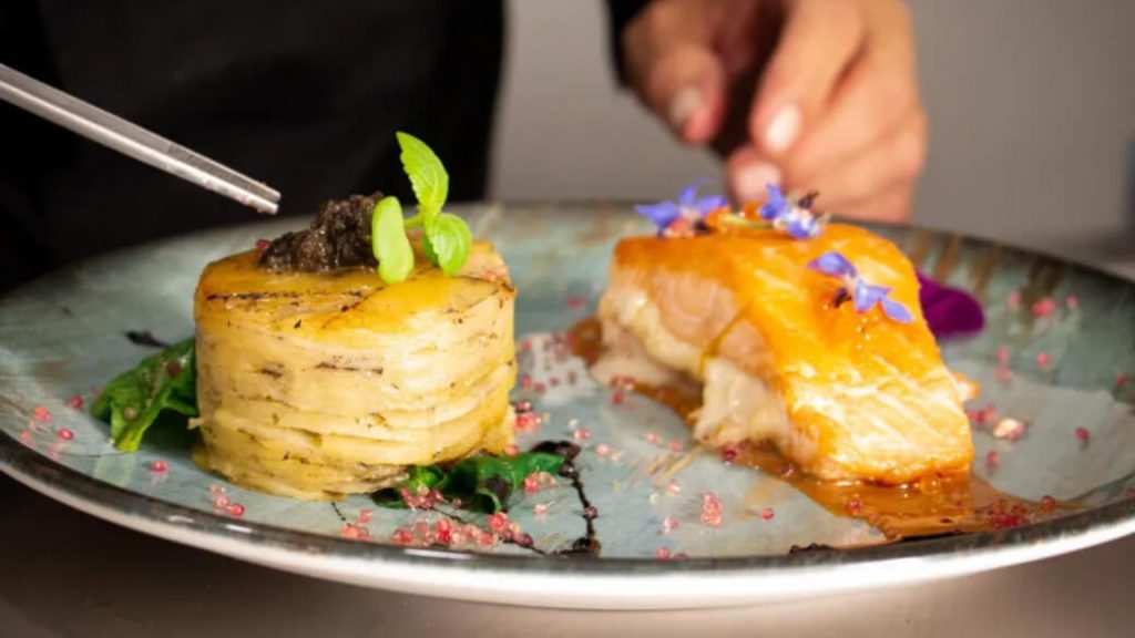 Celebración romántica al atardecer en restaurante en Tenerife con vistas al Atlántico