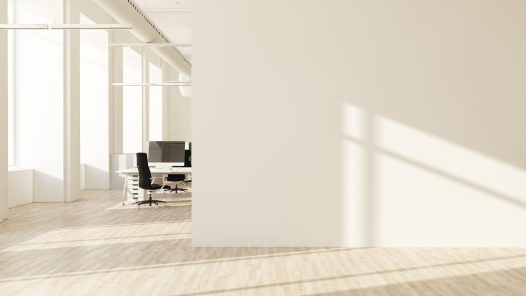 Despachos luminosos y modernos con mobiliario de oficina en un espacio amplio y minimalista