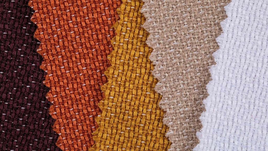 Muestrario de telas en tapicería en Madrid para elegir el tejido ideal del sofá