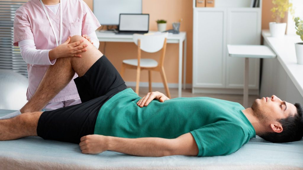 Paciente en su primera sesión en centro de fisioterapia en Mollina.