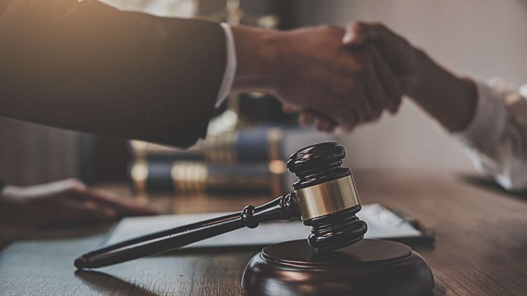 Abogados en Gran Canaria ofreciendo asesoría legal personalizada en un despacho profesional, con atención especializada en derecho penal y cancelación de deudas.