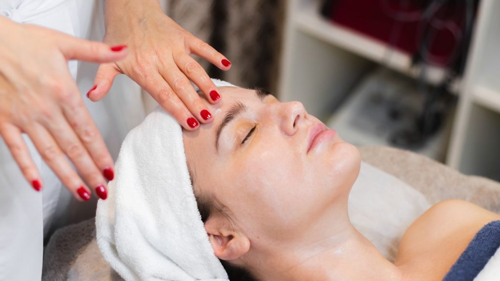 Mujer recibiendo tratamiento en centro de estética en Las Palmas de Gran Canaria con servicios personalizados.