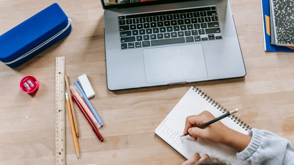 Alumno recibiendo clases particulares en Barcelona con profesor de ciencias