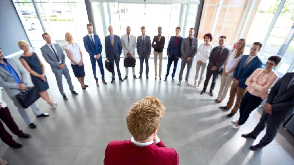 Persona guiando una reunión de equipo como ejemplo de coaching y liderazgo consciente.