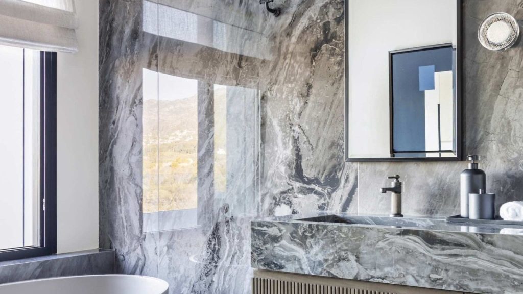 Baño decorado con papel pintado vinílico moderno | Reformas de baños