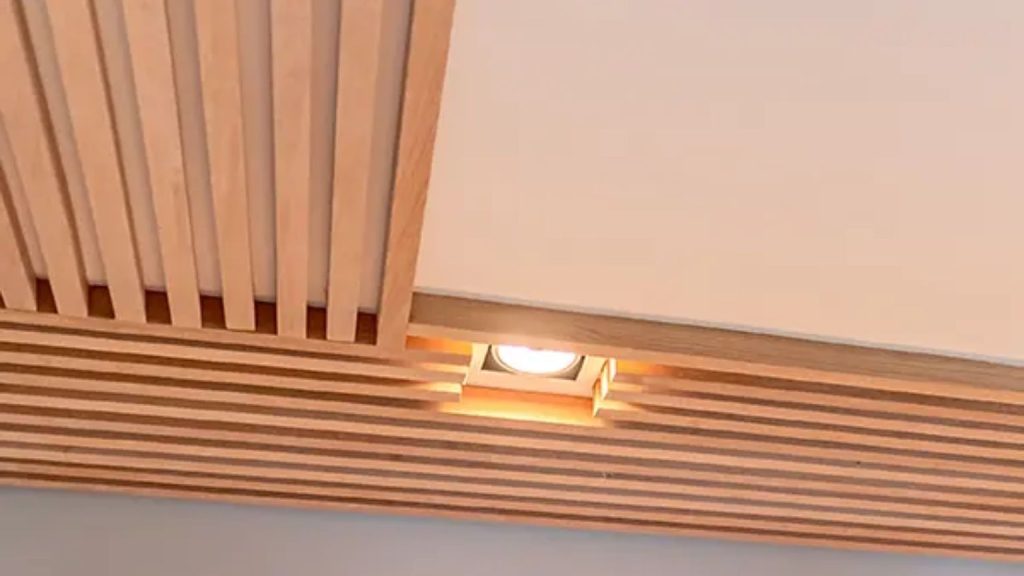 Mueblería artesanal de madera junto a ventana con luz natural