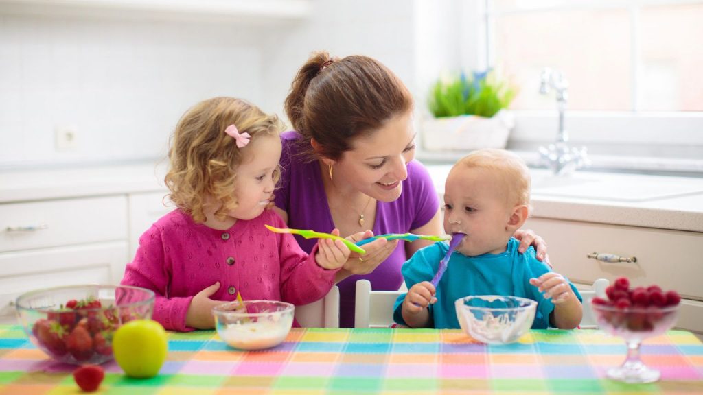 Padre leyendo la etiqueta de un producto infantil ecológico para la alimentación infantil en supermercado