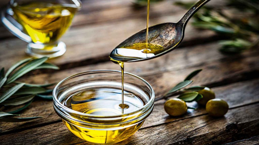 Depósitos de acero inoxidable para aceite en almazara moderna.