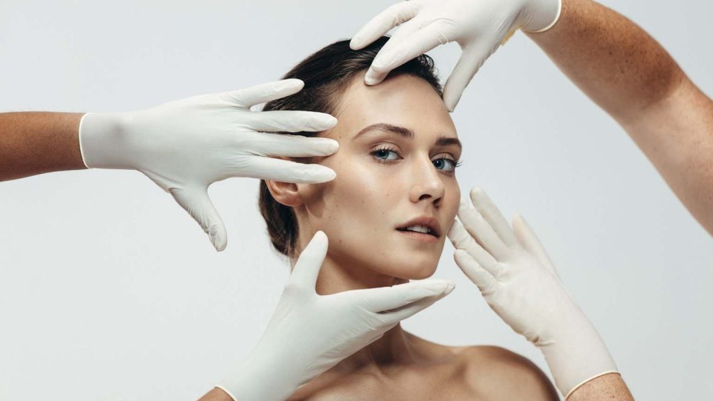 Mujer cuidando su piel después de un tratamiento de medicina estética en Marbella