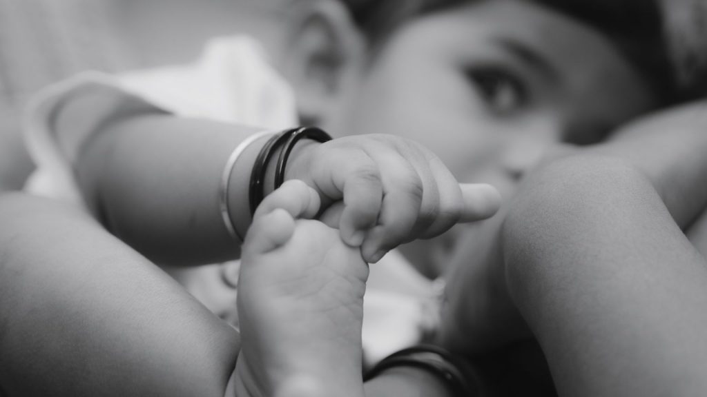 Sesión de maternidad en estudio fotográfico en Barcelona.