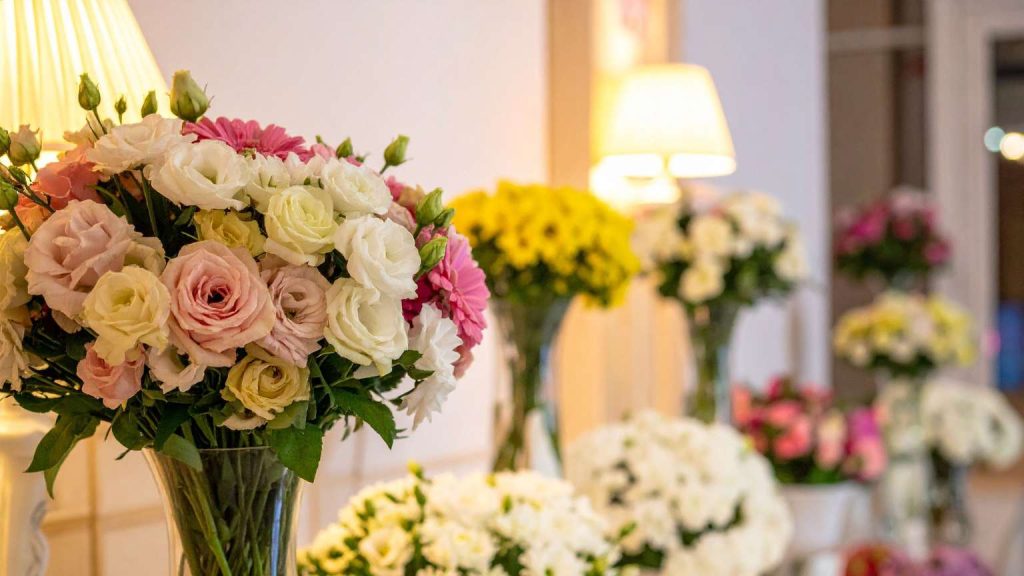 Arreglos florales artesanales de Floristería en Candelaria con flores frescas y diseño personalizado para ocasiones especiales.