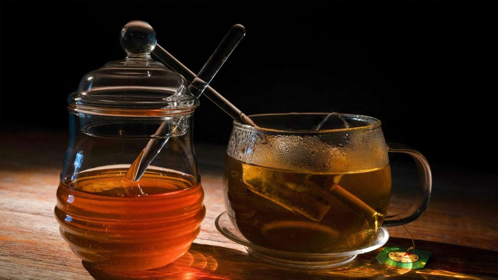 Vaso con infusión natural fría servida de forma gourmet, ideal para cualquier momento del día