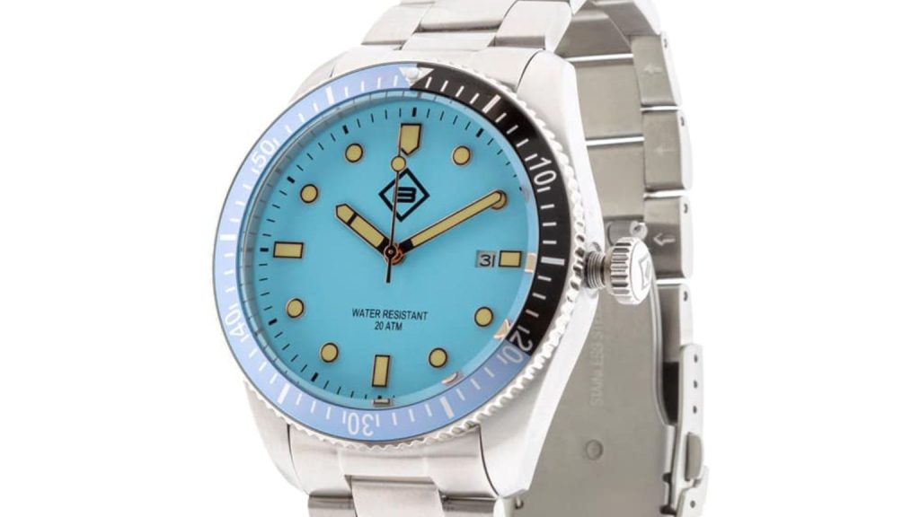 Relojes de hombre elegantes en fondo neutro con detalles metálicos