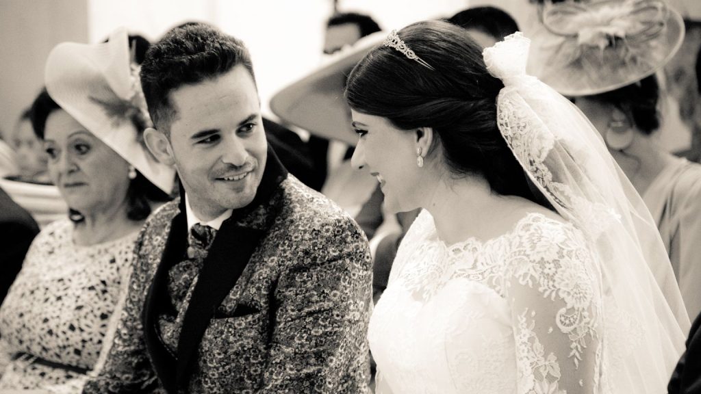 Pareja durante su reportaje de bodas en España con fotógrafo profesional.