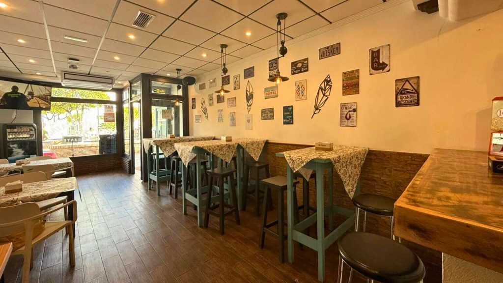 Restaurante en Ardales con terraza y ambiente local, ideal para comer y alojarse cerca del Caminito del Rey