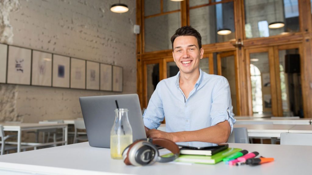 Estudiante realizando prácticas de formación profesional en Madrid.