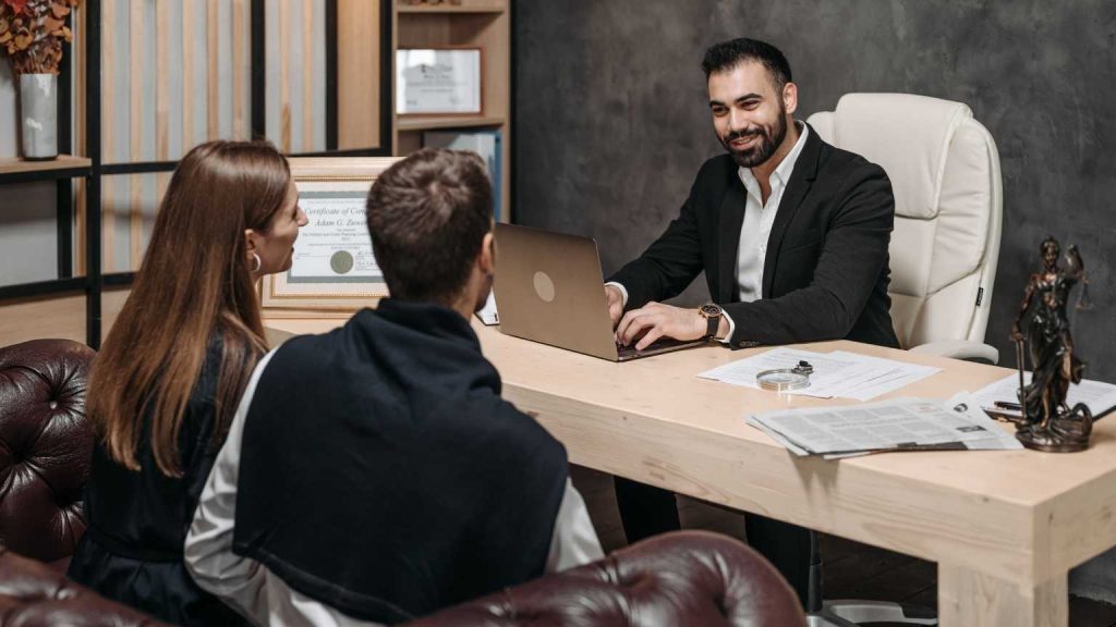 Abogados Zaragoza discutiendo con clientes sobre un caso de extranjería